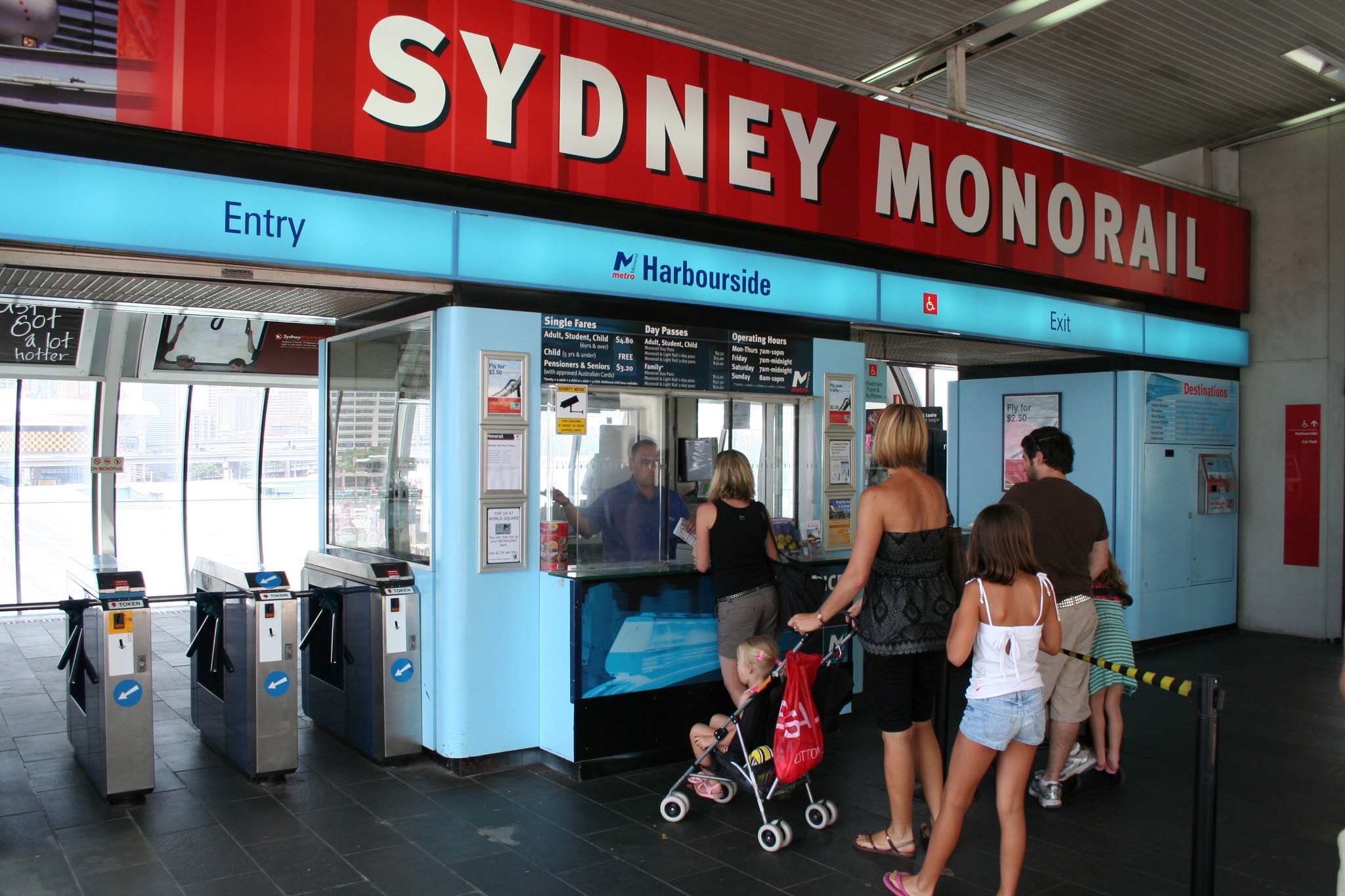 passengers-queue-to-get-a-ticket-for-the-sydney-monorail-on-a-hot-day